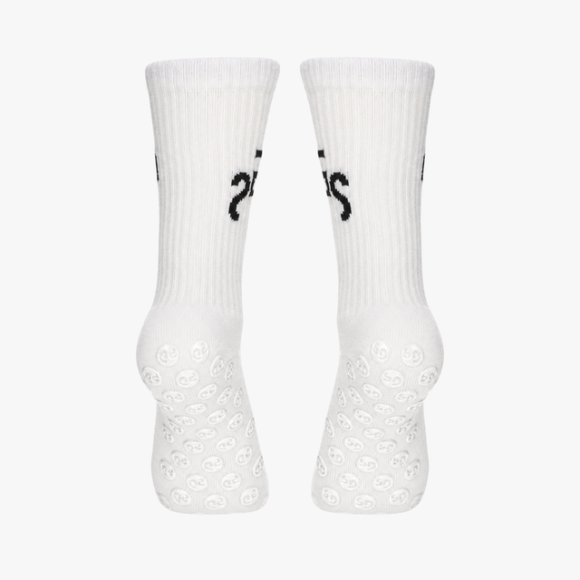 Hvite gripsocks - svart logo | 2026 versjon
