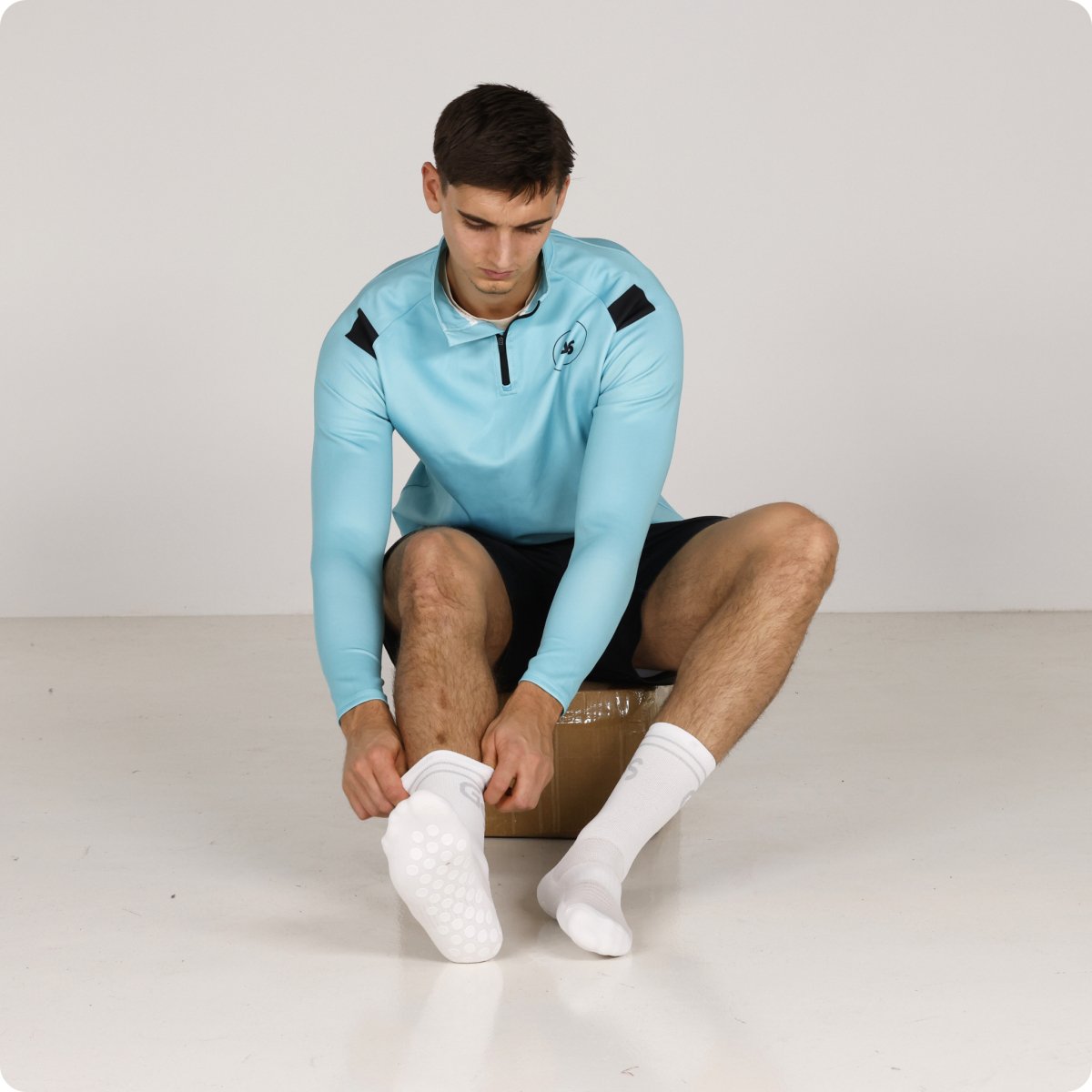 2.0 Standard - Hvite gripsokker med grå logo - GSPERFORMANCE