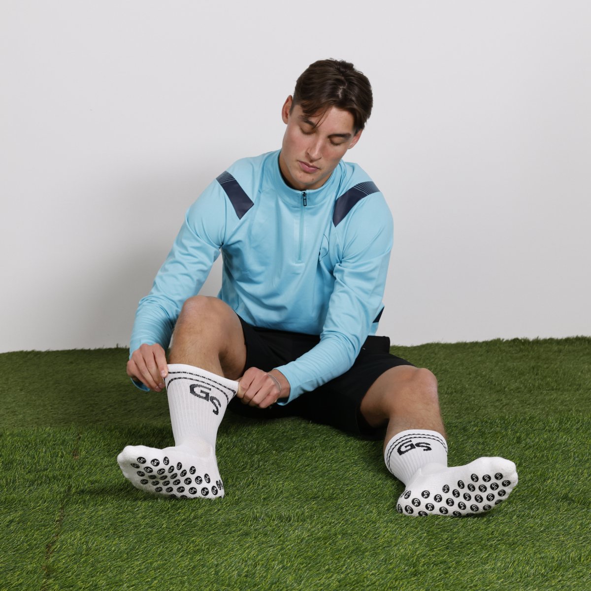 Standard - Hvite gripsokker med svart logo - GSPERFORMANCE