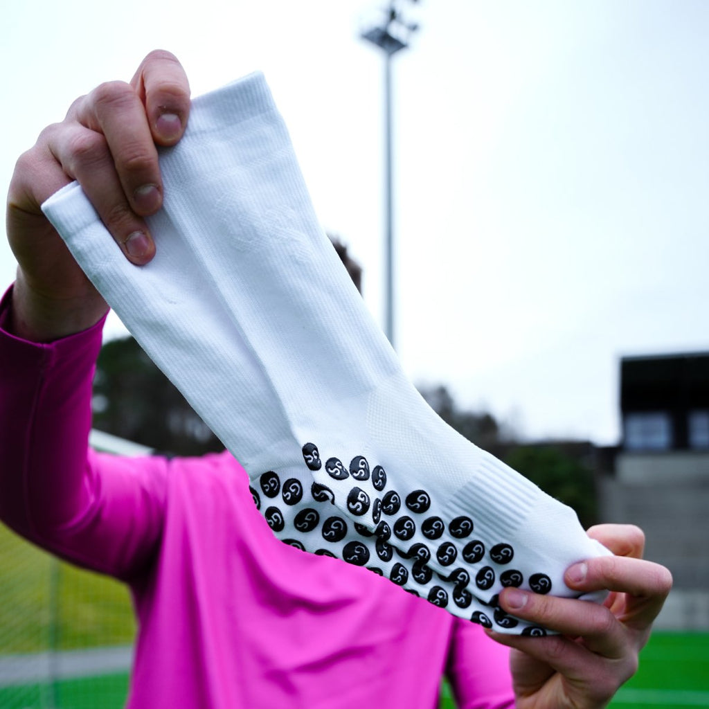 Tynne - Hvite gripsokker med hvit logo - gripsocks.no