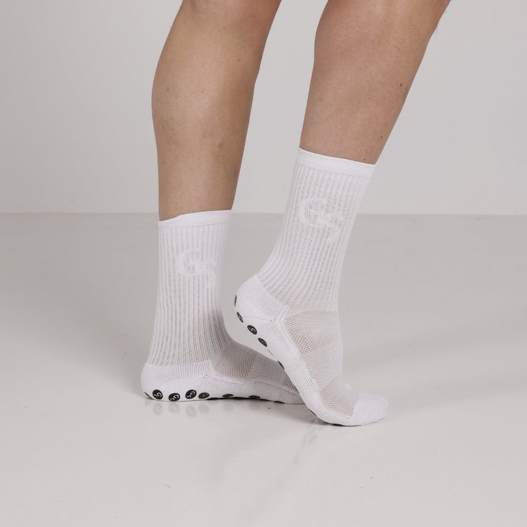 Hvite gripsokker med hvit logo - gripsocks.no