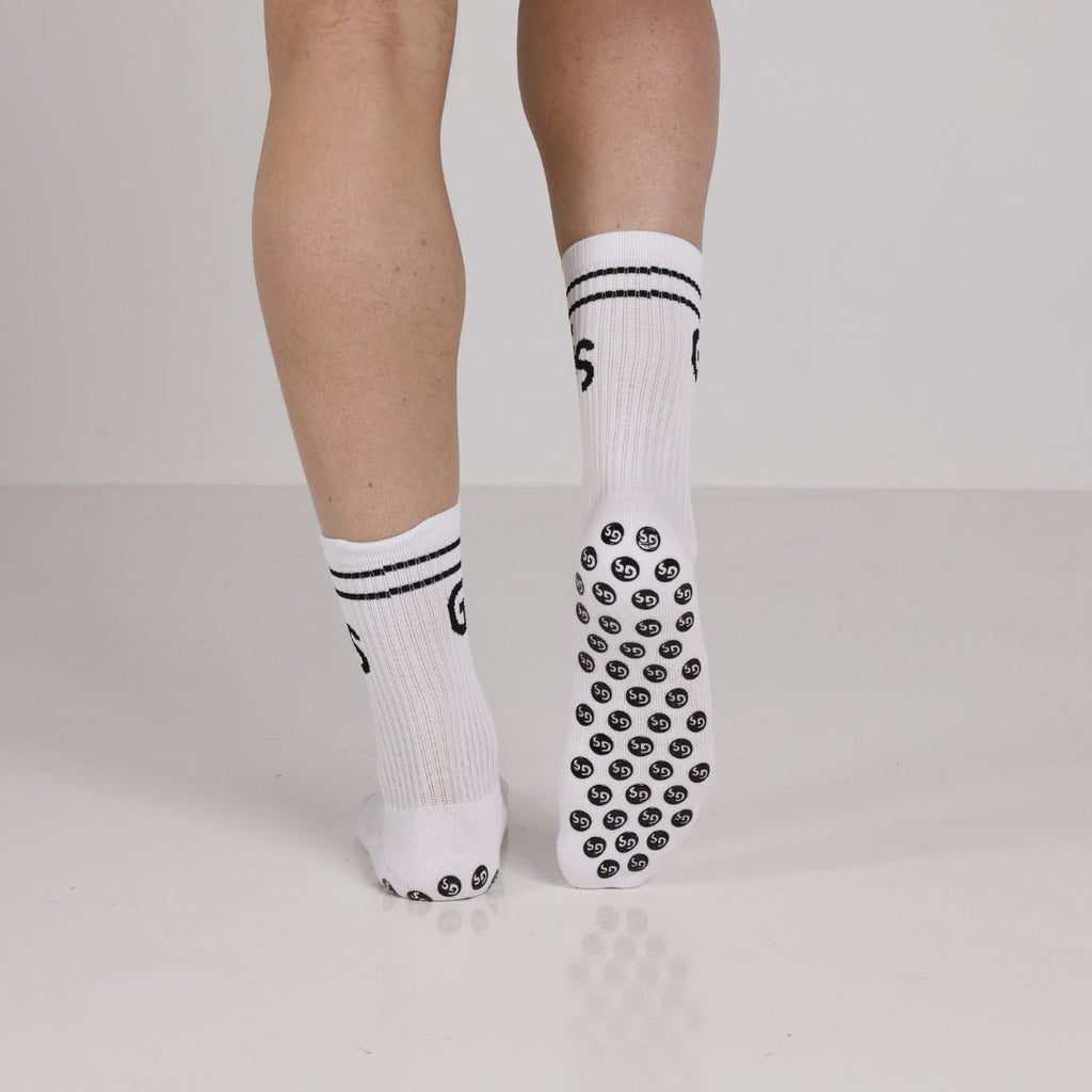 Hvite gripsokker med svart logo - gripsocks.no