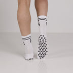 Hvite gripsokker med svart logo - gripsocks.no