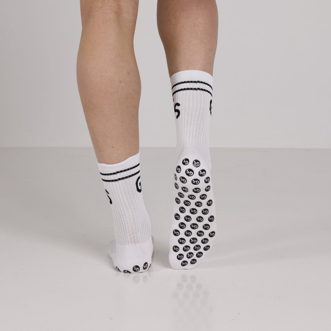 Hvite gripsokker med svart logo - gripsocks.no