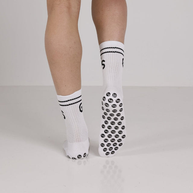 Hvite gripsokker med svart logo - gripsocks.no